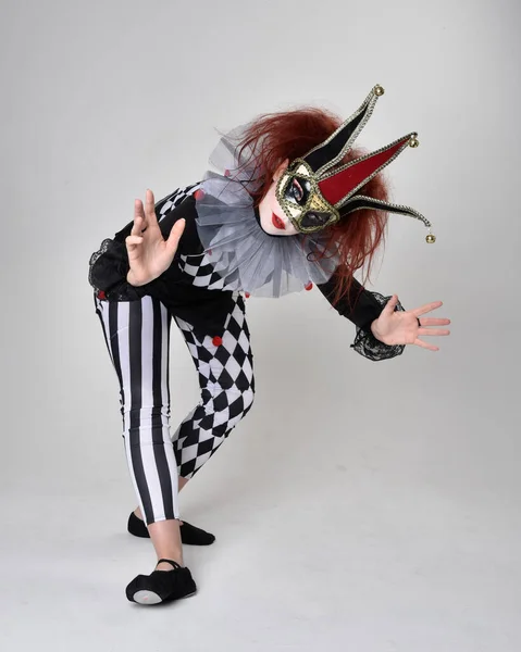 Портрет Рудої Волохатої Дівчини Чорно Білому Костюмі Клоуна Театральний Цирковий — стокове фото