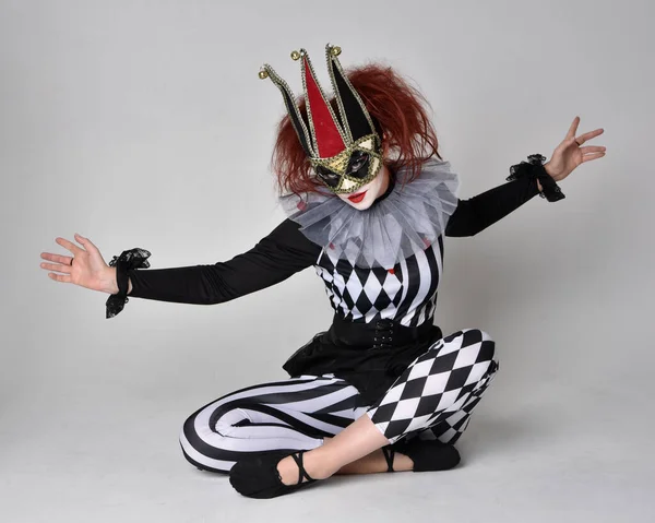 Портрет Рудої Волохатої Дівчини Чорно Білому Костюмі Клоуна Театральний Цирковий — стокове фото