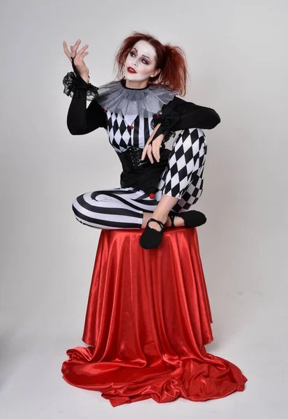 복장을 소녀의 초상화 연극적 서커스 캐릭터 스튜디오 배경에 고립된 자세로 — 스톡 사진