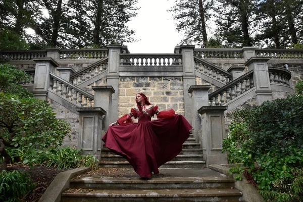 Retrato Modelo Femenina Bonita Con Pelo Rojo Con Glamoroso Vestido — Foto de Stock