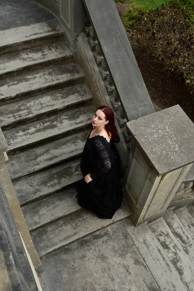 Portret Van Mooi Vrouwelijk Model Met Rood Haar Glamoureuze Gotische — Stockfoto