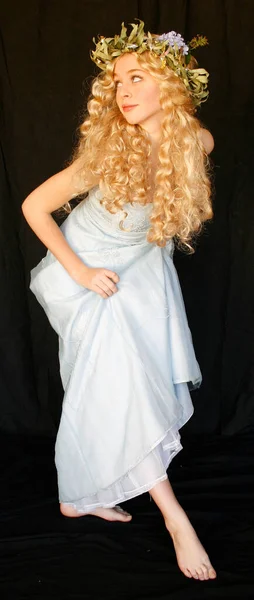 Portrét Krásné Ženské Modelky Blond Vlasy Sobě Krásné Plesové Šaty — Stock fotografie