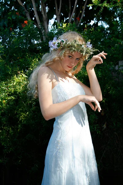 Retrato Modelo Muito Feminino Com Cabelo Loiro Vestindo Lindo Vestido — Fotografia de Stock