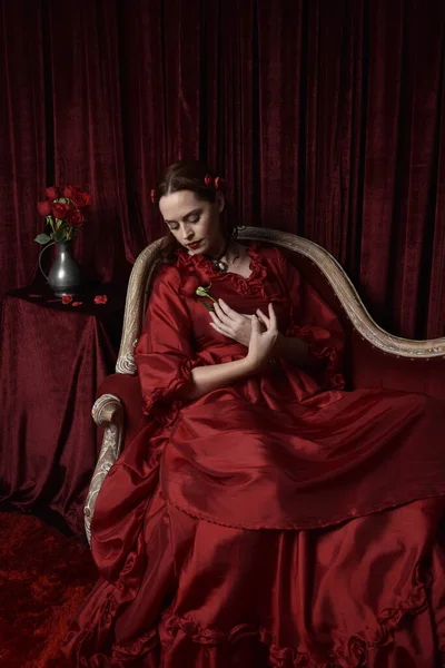 Retrato Modelo Femenina Bonita Con Pelo Rojo Usando Glamoroso Vestido — Foto de Stock