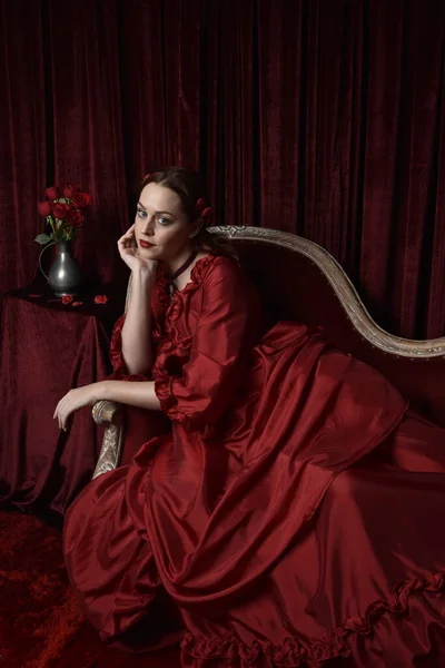 Retrato Modelo Femenina Bonita Con Pelo Rojo Usando Glamoroso Vestido — Foto de Stock