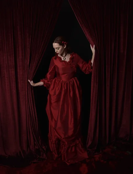 Porträt Einer Hübschen Frau Mit Roten Haaren Einem Glamourösen Historischen — Stockfoto