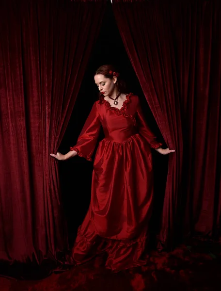 Porträt Einer Hübschen Frau Mit Roten Haaren Einem Glamourösen Historischen — Stockfoto