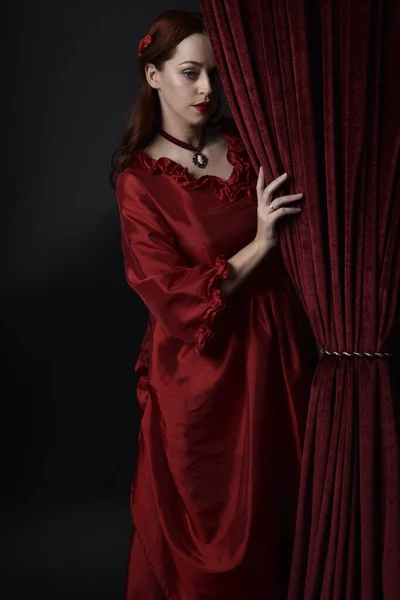 Portret Van Mooi Vrouwelijk Model Met Rood Haar Glamoureuze Historische — Stockfoto