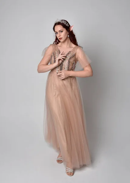 Full Length Portret Van Mooie Vrouwelijke Model Met Rood Haar — Stockfoto