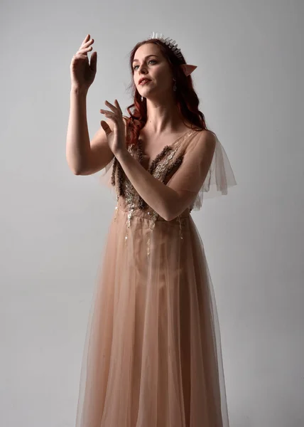 Portret Van Mooi Vrouwelijk Model Met Rood Haar Glamoureuze Fantasie — Stockfoto