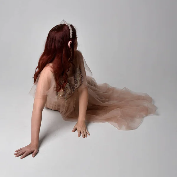 Full Length Πορτραίτο Του Όμορφου Γυναικείου Μοντέλου Κόκκινα Μαλλιά Που — Φωτογραφία Αρχείου
