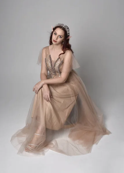 Teljes Hosszúságú Portré Csinos Női Modellről Vörös Hajjal Elbűvölő Fantázia — Stock Fotó