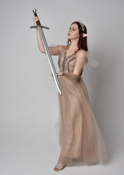 매력적 환상의 털옷을 왕관을 모델의 초상화 스튜디오 — 스톡 사진