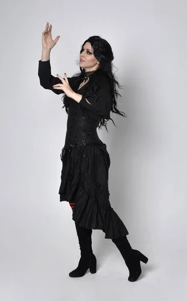 Retrato Comprimento Total Menina Com Cabelo Vermelho Vestindo Espartilho Preto — Fotografia de Stock