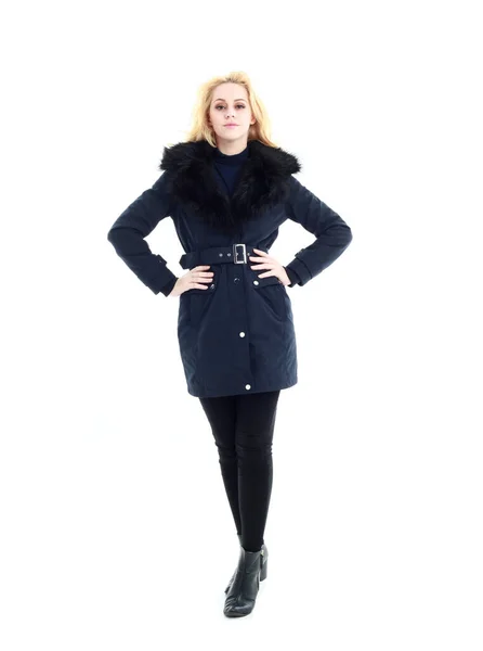 長い冬のコートを着たブロンド女性の完全な長さの肖像画 普段着も 白いスタジオの背景に隔離された立ちポーズ — ストック写真