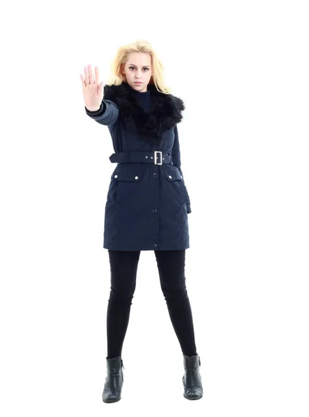 長い冬のコートを着たブロンド女性の完全な長さの肖像画 普段着も 白いスタジオの背景に隔離された立ちポーズ — ストック写真