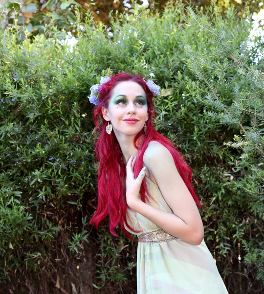 Retrato Fantasía Hada Con Flores Pelo Rojo Bonito Vestido Verde — Foto de Stock
