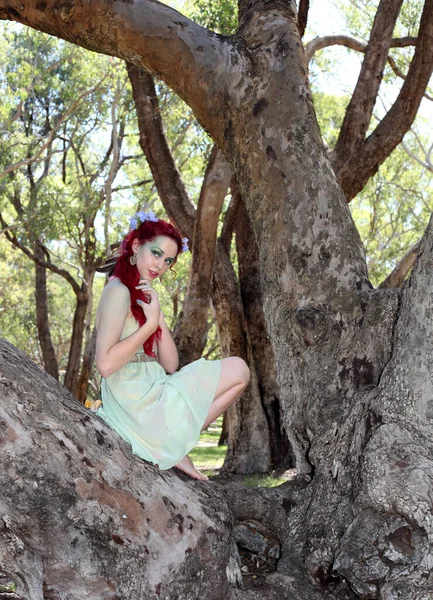 Retrato Fantasía Hada Con Flores Pelo Rojo Bonito Vestido Verde — Foto de Stock