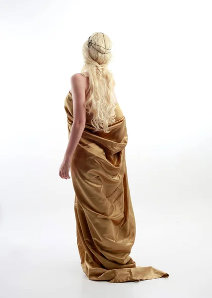 그리스 가운을 스튜디오 배경에우아 몸짓으로 포즈를 아름다운 모델의 초상화 — 스톡 사진