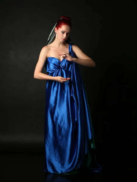 Retrato Larga Duración Modelo Femenina Bonita Con Vestido Toga Diosa — Foto de Stock
