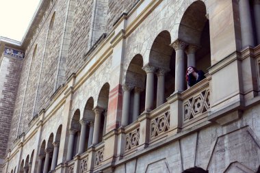 Kızıl saçlı güzel gotik bir elbise giyen, romantik kale taşı mimarisi geçmişi olan, uzun boylu bir kadın portresi..