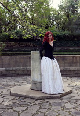 Kızıl saçlı güzel gotik bir elbise giyen, romantik kale taşı mimarisi geçmişi olan, uzun boylu bir kadın portresi..