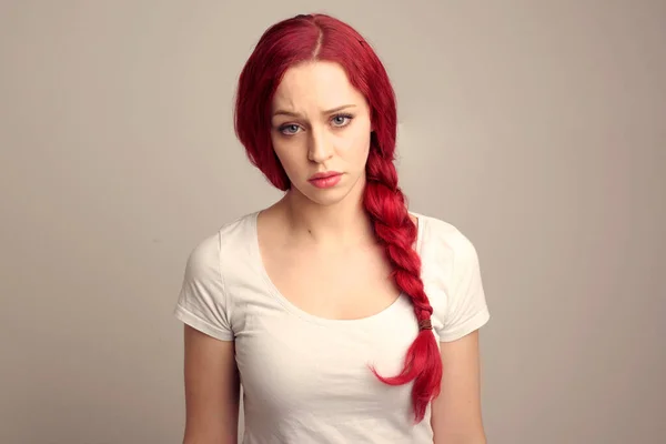 Örgülü Kızıl Saçlı Güzel Bir Kadın Modelin Portresi Stüdyo Arkaplanındaki — Stok fotoğraf