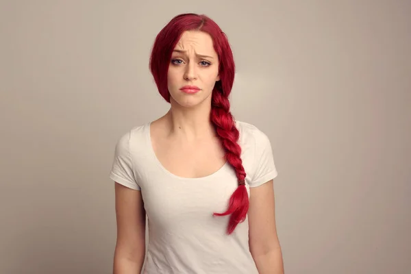 Zblízka Portrét Krásné Ženské Modelky Rudými Vlasy Copu Vyjadřující Emoce — Stock fotografie