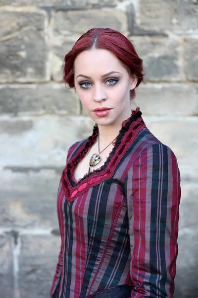 Retrato Mulher Ruiva Vestindo Traje Histórico Vestido Vitoriano Andando Por — Fotografia de Stock