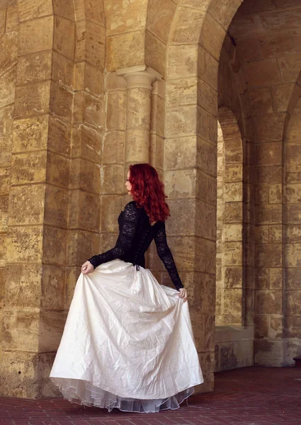 Kızıl Saçlı Güzel Gotik Bir Elbise Giyen Romantik Kale Taşı — Stok fotoğraf