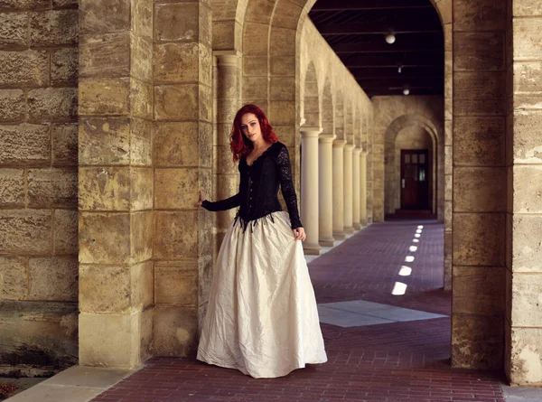 Retrato Comprimento Total Mulher Cabelos Vermelhos Vestindo Belo Traje Vestido — Fotografia de Stock