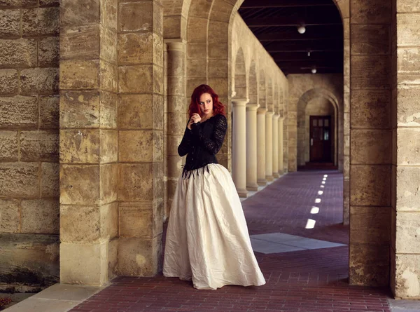 Retrato Comprimento Total Mulher Cabelos Vermelhos Vestindo Belo Traje Vestido — Fotografia de Stock