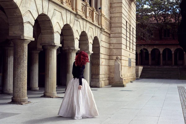 Pełna Długość Portret Rudowłosej Kobiety Pięknym Gotyckim Stroju Sukni Spacery — Zdjęcie stockowe