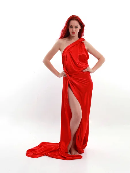 Volledig Portret Van Een Roodharige Vrouw Een Mooi Sexy Zijden — Stockfoto