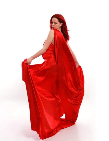 Plně Dlouhý Portrét Rudovlasé Ženy Krásném Sexy Hedvábném Kostýmu Stojící — Stock fotografie