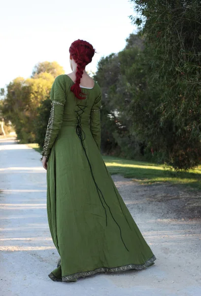 Pełnowymiarowy Portret Rudej Kobiety Ubranej Piękną Zieloną Średniowieczną Suknię Fantazyjną — Zdjęcie stockowe