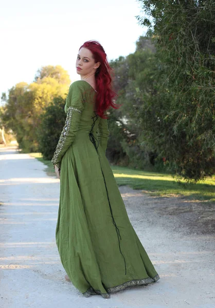 Ortaçağ Fantezi Elbisesi Giymiş Kızıl Saçlı Bir Kadının Tam Boy — Stok fotoğraf