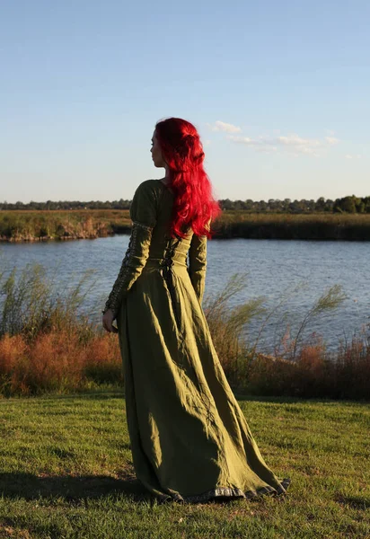 Retrato Comprimento Total Mulher Cabelos Vermelhos Vestindo Belo Vestido Fantasia — Fotografia de Stock