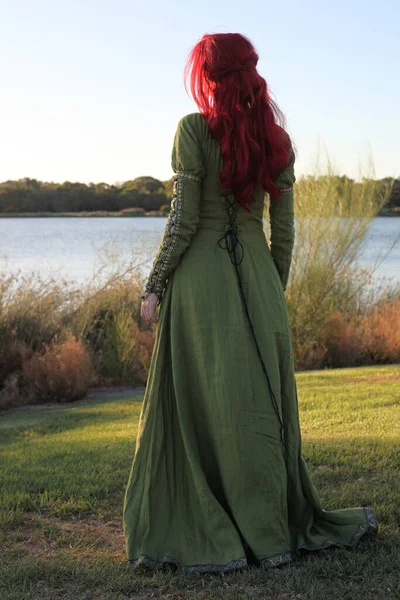 Retrato Cuerpo Entero Mujer Pelirroja Con Hermoso Vestido Fantasía Medieval — Foto de Stock