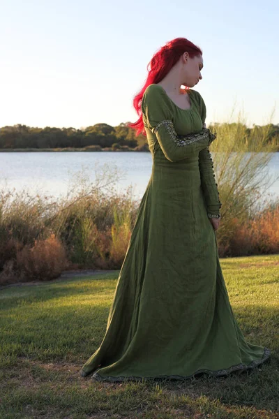 Retrato Comprimento Total Mulher Cabelos Vermelhos Vestindo Belo Vestido Fantasia — Fotografia de Stock