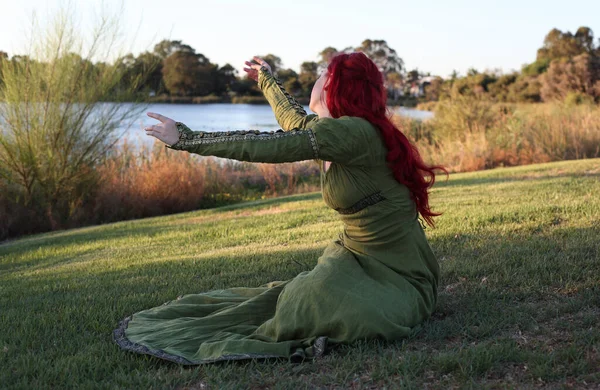 Retrato Cuerpo Entero Mujer Pelirroja Con Hermoso Vestido Fantasía Medieval — Foto de Stock