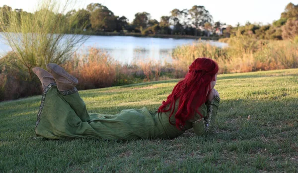 Retrato Cuerpo Entero Mujer Pelirroja Con Hermoso Vestido Fantasía Medieval —  Fotos de Stock