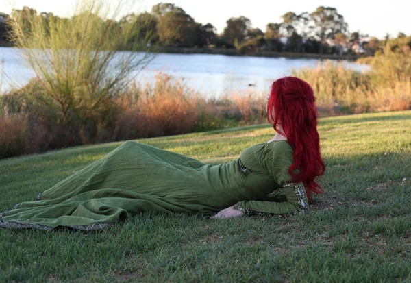 Retrato Cuerpo Entero Mujer Pelirroja Con Hermoso Vestido Fantasía Medieval —  Fotos de Stock