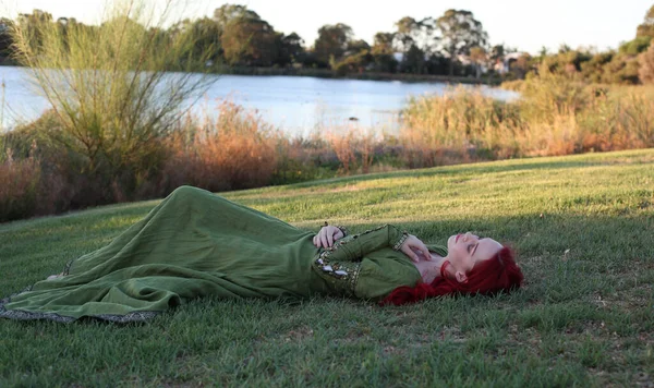 Retrato Cuerpo Entero Mujer Pelirroja Con Hermoso Vestido Fantasía Medieval —  Fotos de Stock