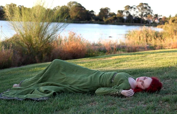 Retrato Cuerpo Entero Mujer Pelirroja Con Hermoso Vestido Fantasía Medieval —  Fotos de Stock