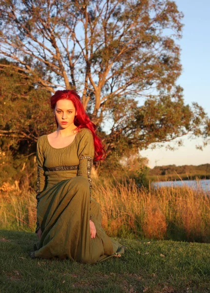 Teljes Hosszúságú Portré Vörös Hajú Nőről Gyönyörű Zöld Középkori Álomruhában — Stock Fotó
