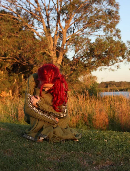 Retrato Cuerpo Entero Mujer Pelirroja Con Hermoso Vestido Fantasía Medieval —  Fotos de Stock