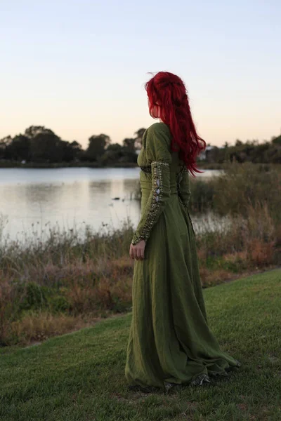 Pełnowymiarowy Portret Rudej Kobiety Ubranej Piękną Zieloną Średniowieczną Suknię Fantazyjną — Zdjęcie stockowe
