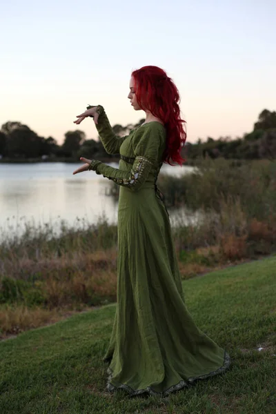 아름다운 녹색의 판타지 가운을 여자의 초상화 마법에 위에서 육체미의 손으로 — 스톡 사진