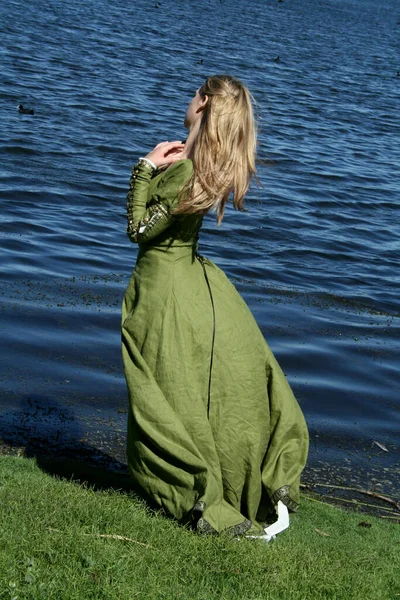 Portrait Complet Blondinette Portant Une Belle Robe Fantaisie Médiévale Verte — Photo